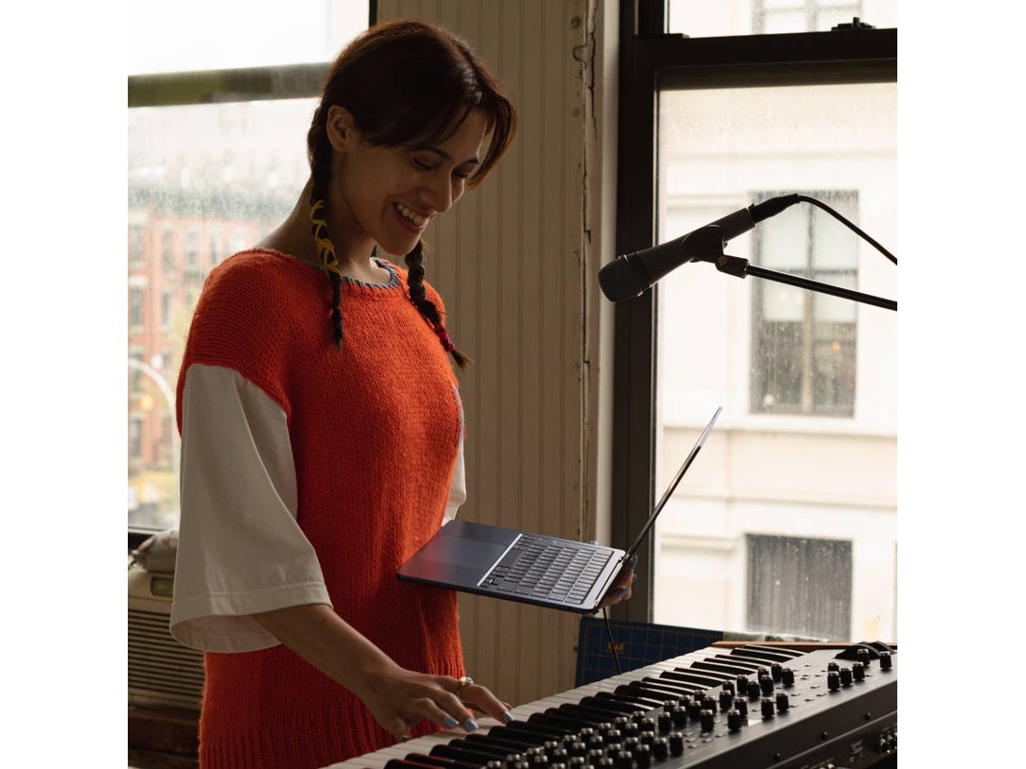 MacBook Air APPLE Medianoche (13'' - Apple M2 8-Core - RAM: 16 GB - 256 GB - GPU 8-Core)